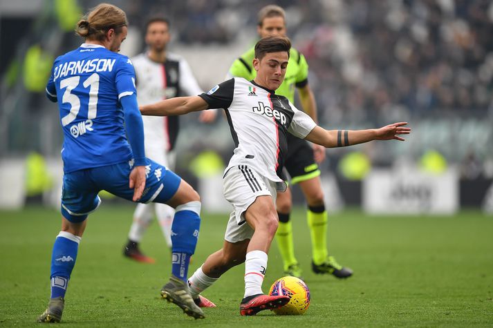 Birkir og Paulo Dybala í leik Brescia og Juventus. Dybala hefur síðan greinst með COVID-19.