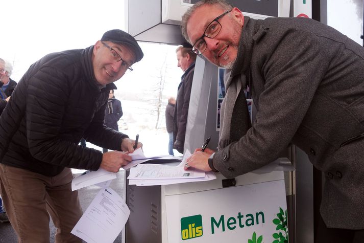 Eiríkur Björn Björgvinsson og Bjarni Arason skrifa undir samninginn.