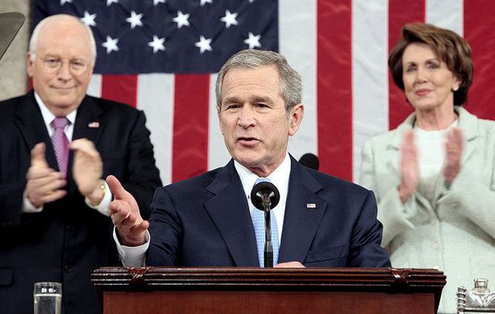 Dick Cheney, George W. Bush og Nancy Pelosi Bush Bandaríkjaforseti flutti næstsíðustu stefnuræðu sína á þriðjudagskvöldið. Að baki honum sátu þau Dick Cheney varaforseti og Nancy Pelosi þingforseti fulltrúadeildarinnar.