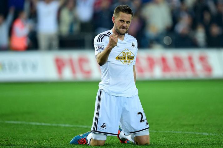Gylfi fagnar marki með Swansea.