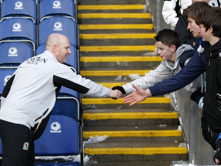 Steve Kean heilsar hér nokkrum stuðningsmönnum Blakburn.