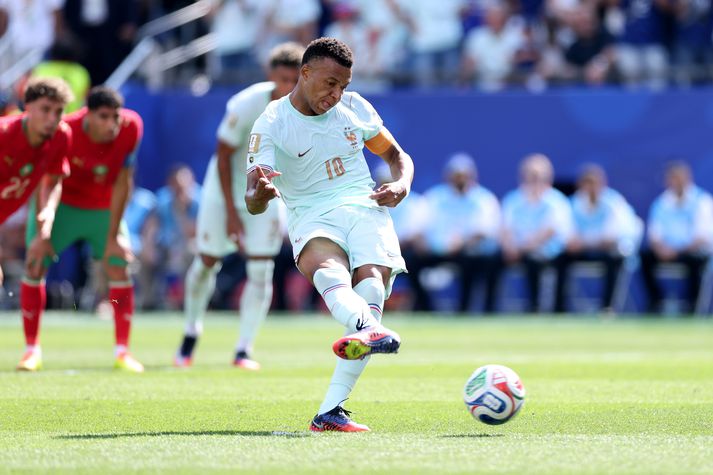 Kylian Mbappe klúðraði vítaspyrnu í 8-liða úrslitum gegn Marokkó í gær. Hann bætti þó upp fyrir það með góðu marki seinna í leiknum.