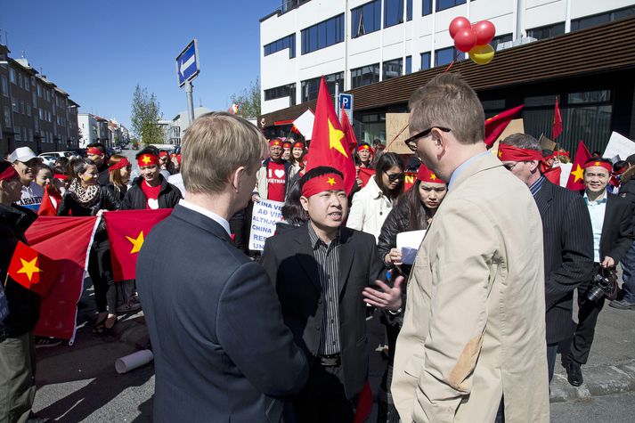 Fulltrúar íslenska utanríkisráðuneytisins ræða við mótmælendur.