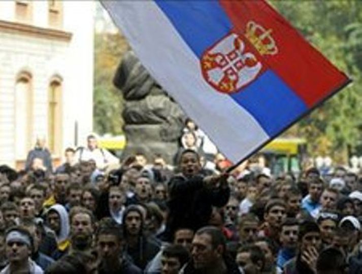 Öfgamenn sveifla serbneska fánanum.