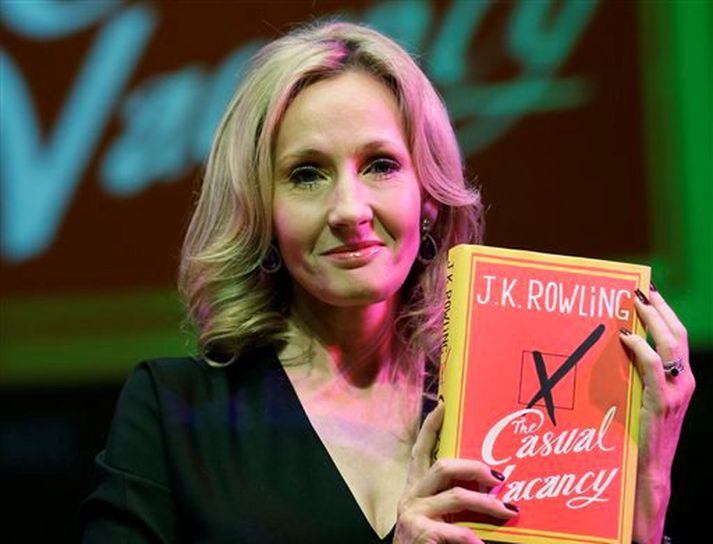 J.K. Rowling með nýjustu skáldsögu sína, The Casual Vacancy.