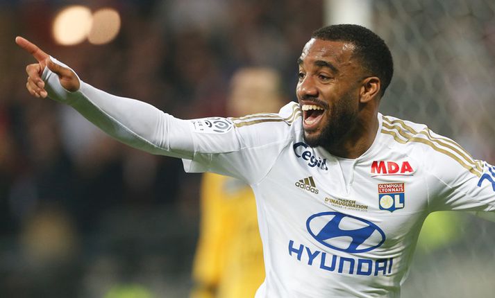 Lacazette fagnar með Lyon.