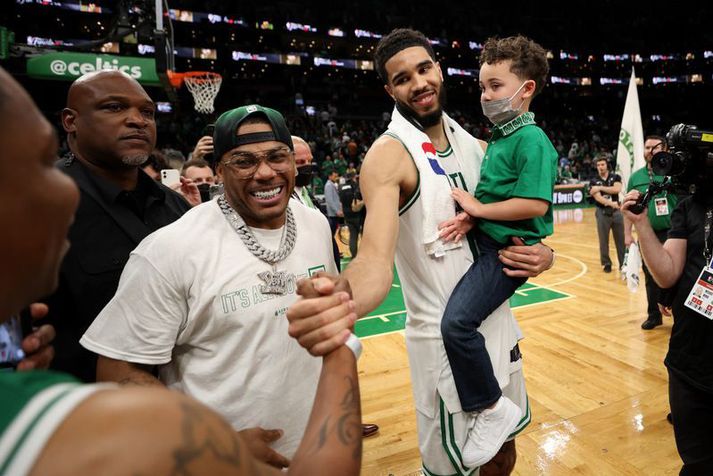  Jayson Tatum með son sinn Deuce og við hlið söngvarans Nelly eftir einn leik Boston Celtics í lokaúrslitunum í ár.