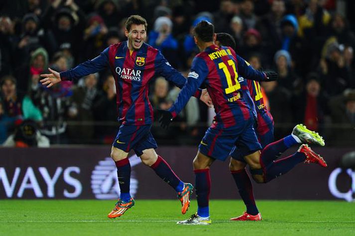 Leikmenn Barcelona fagna sigurmarki Lionel Messi.