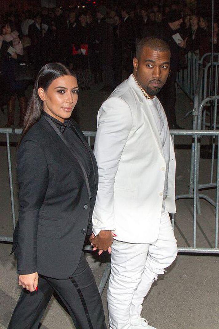Kim Kardashian og Kanye West hafa enn ekki ákveðið nafn á ófætt barn sitt.