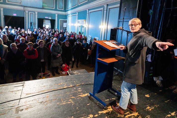 Efling stóð fyrir baráttufundi í Iðnó í dag. Hér er Sólveig Anna Jónsdóttir, formaður Eflingar, að fara yfir stöðuna með sínu fólki.