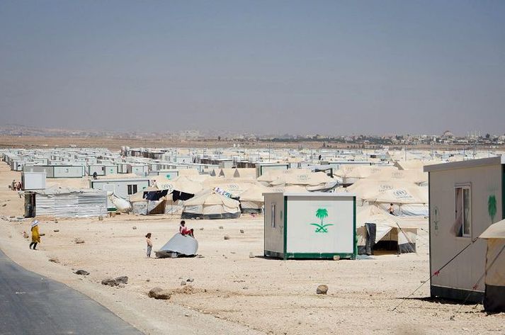 Zaatari-búðirnar. Þegar mest var bjuggu um 200.000 manns í tjöldum í Zaatari-búðunum. Í heildina búa 3.838.035 manns í flóttamannabúðum í Írak, Jórdaníu, Líbanon og Tyrklandi.