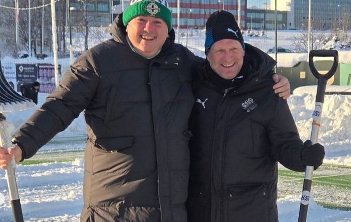Þorvaldur Örlygsson hjá KSÍ og Conrad Kirkwood hjá IFA voru með skóflu í hendi þegar völlurinn var hreinsaður.