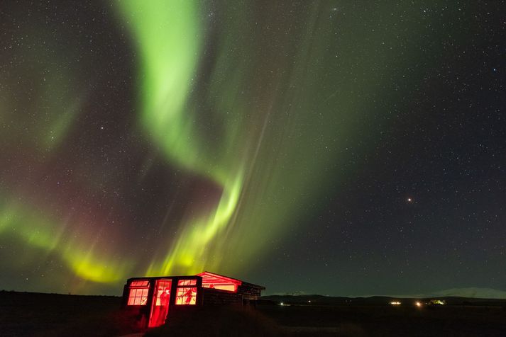 Reikistjarnan Mars rauðleit og björt við hlið norðurljósa yfir Hótel Rangá 23. september 2020.