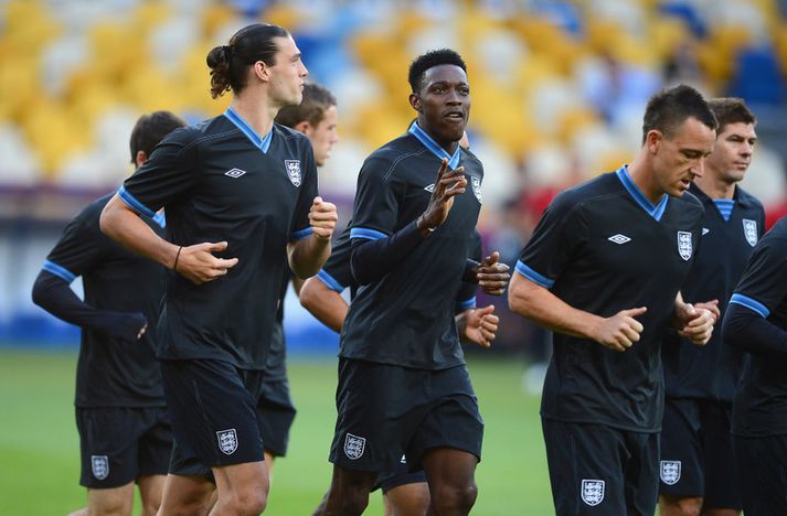 Carroll (til vinstri) og Welbeck (fyrir miðju) leiða sóknarlínu Englands í dag.