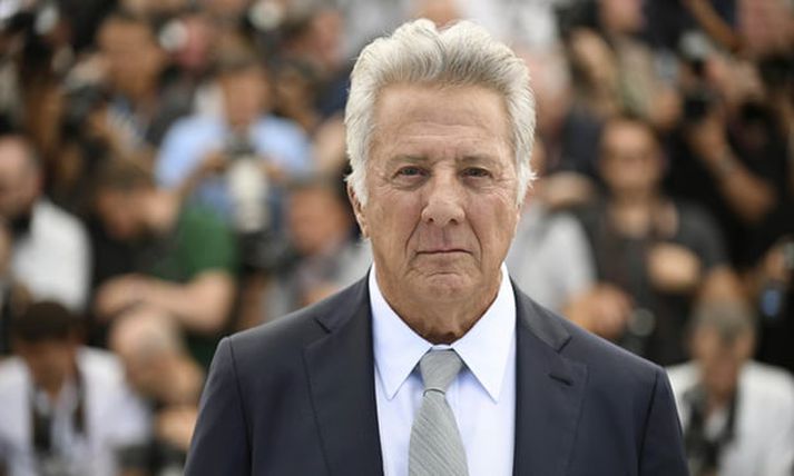 Dustin Hoffman baðst upphaflega afsökunar eftir ásakanirnar sem komu fram í upphafi mánaðarins. Hann neitar þeim öllum í dag.