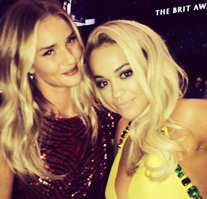 Rosie Huntington-Whiteley og Rita Ora.