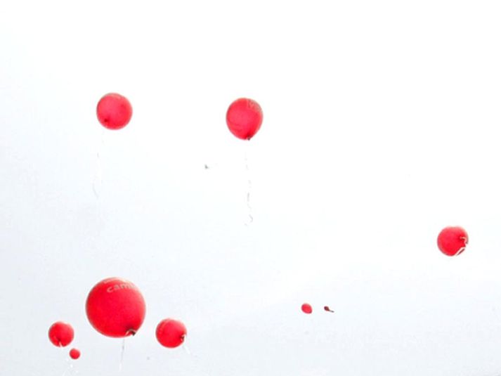 Blöðrum sleppt til að vekja athygli á umræðunni um alnæmi. Mynd/ AFP