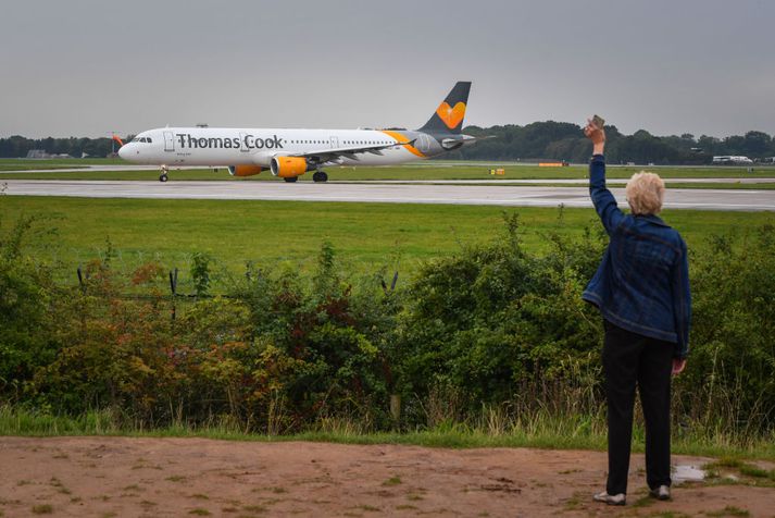 Konan veifar hér til vélar á vegum hins fallna Thomas Cook.