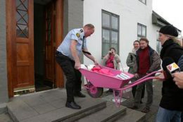 Forsætisráðherra flutt lesefni um femínisma í bleikum hjólbörum.