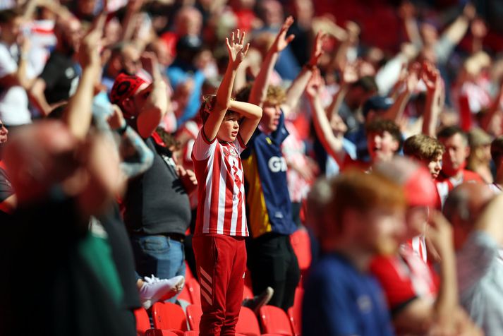 Ungur stuðningsmaður Brentford hvetur liðið sitt áfram á Wembley í vor.  Hann er á svipuðum aldrei og Derek Burridge var á síðasta leik Brentford liðsins í efstu deild vorið 1947.