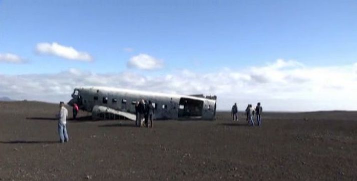 Flugvélarflakið er óvænt orðinn vinsæll áningarstaður ferðamanna.