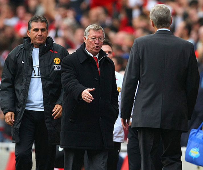 Ferguson og Wenger í þann mund að takast í hendur eftir leikinn í dag.
