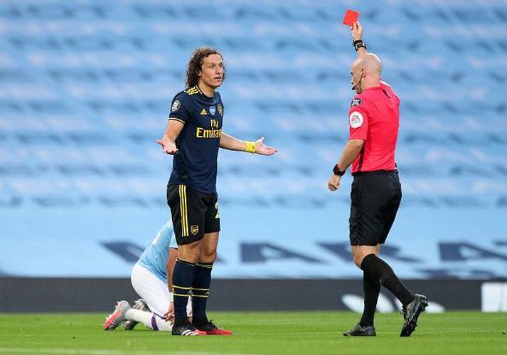 David Luiz fær að líta rauða spjaldið í leiknum gegn City.