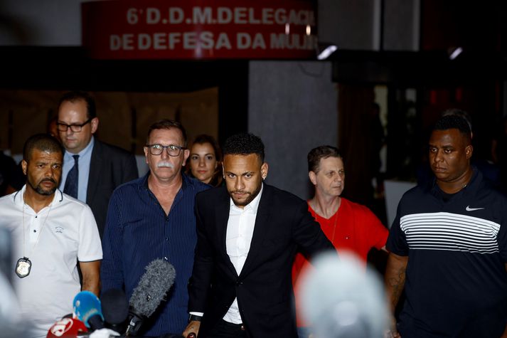 Neymar yfirgefur lögreglustöðina í Sao Paulo.