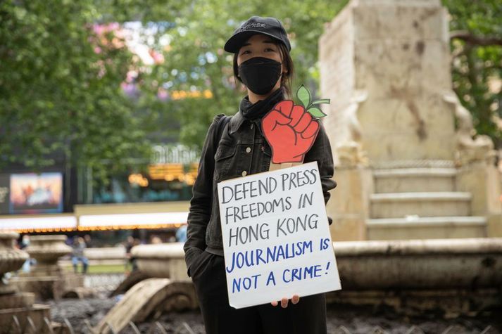 Aðför stjórnvalda í Hong Kong að frjálsum fjölmiðlum hefur verið harðlega mótmælt af lýðræðissinnum.