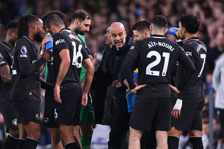 Pep Guardiola gat rætt við sína leikmenn stuttlega þegar hlé var gert á  leiknum við Leeds í gær, svo menn gætu nærst.