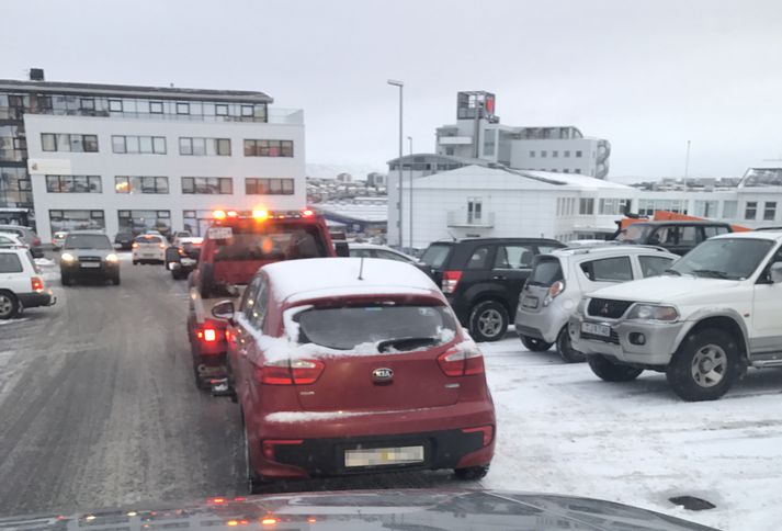 Bíllinn dreginn af bílastæðinu við Hlíðarsmára.