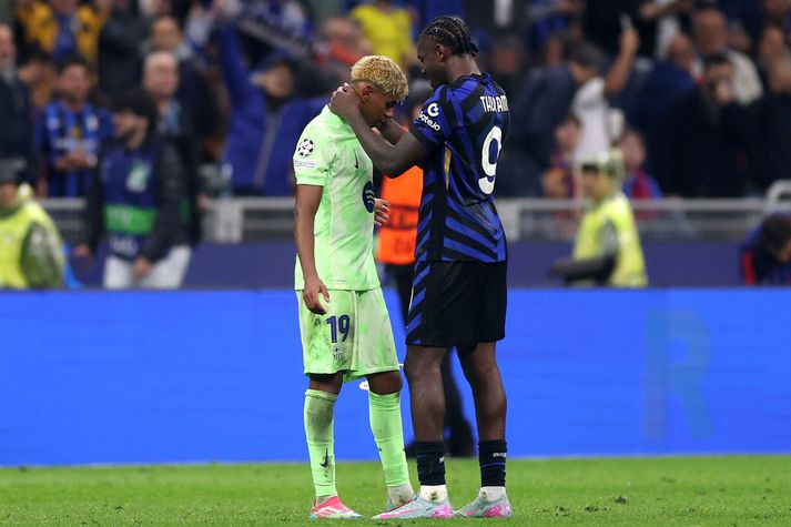 Inter maðurinn Marcus Thuram huggar Lamine Yamal hjá Barcelona eftir leikinn.