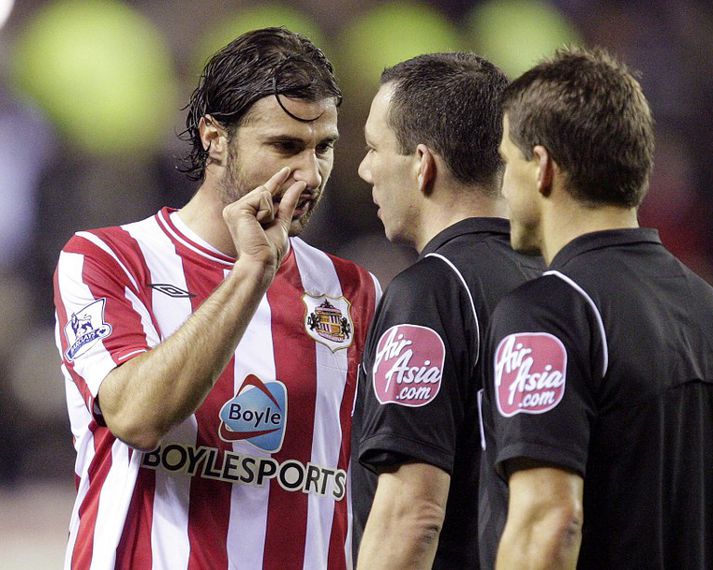 Lorik Cana fer yfir málin með dómaranum Kevin Friend í ensku úrvalsdeildinni.