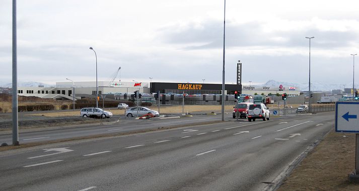 Konan drapst áfengisdauða í bakaríi Jóa Fel við Holtagarða.