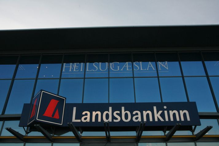 Útibú Landsbankans og Íslandsbanka loka snemma á föstudaginn.