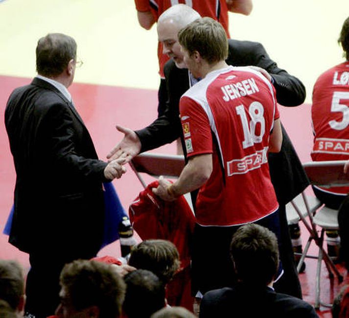 Johnny Jensen mótmælir rauða spjaldinu sem hann fékk í leik Noregs og Póllands í gær.