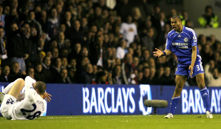 Ashley Cole er hér nýbúinn að brjóta á Hutton.