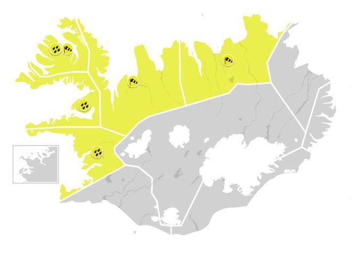 Gular veðurviðvaranir eru í gildi víða um land á morgun, aðfangadag.