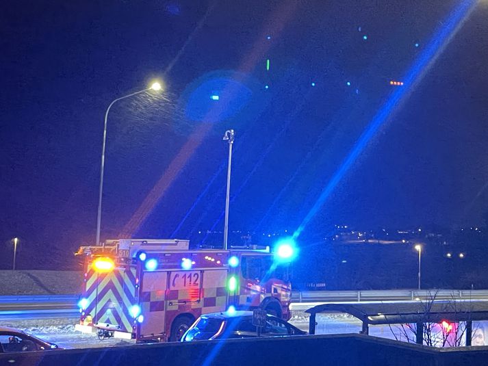 Tveir voru fluttir til skoðunar með sjúkrabíl.