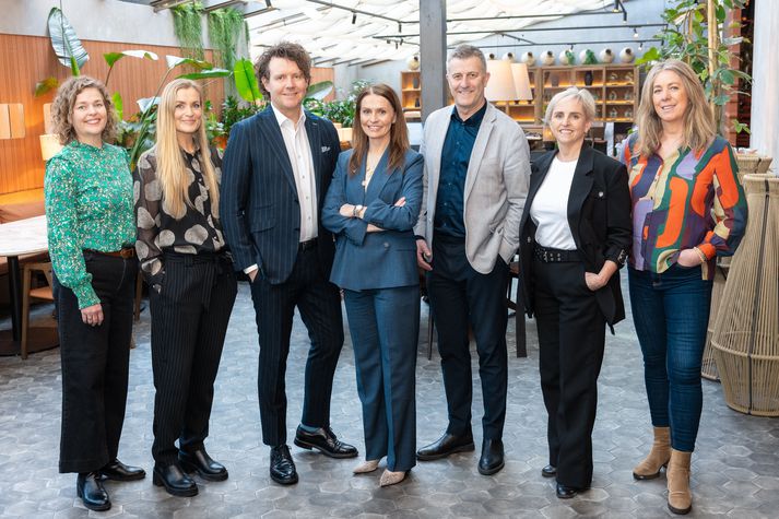 Fulltrúar menningar, forstjóri Heima og fulltrúar meirihluta f.v.: Sigurlaug Jóna Hannesdóttir, útibússtjóri í Lindasafni,  Védís Hervör Árnadóttir, umbóta- og þróunarstjóri,  Halldór Benjamín Þorbergsson, forstjóri Heima, Ásdís Kristjánsdóttir, bæjarstjóri Kópavogsbæjar, Orri Vignir Hlöðversson formaður bæjarráðs, Soffía Karlsdóttir, forstöðumaður menningarmála, Elísabet Sveinsdóttir, formaður menningar- og mannlífsnefndar. 