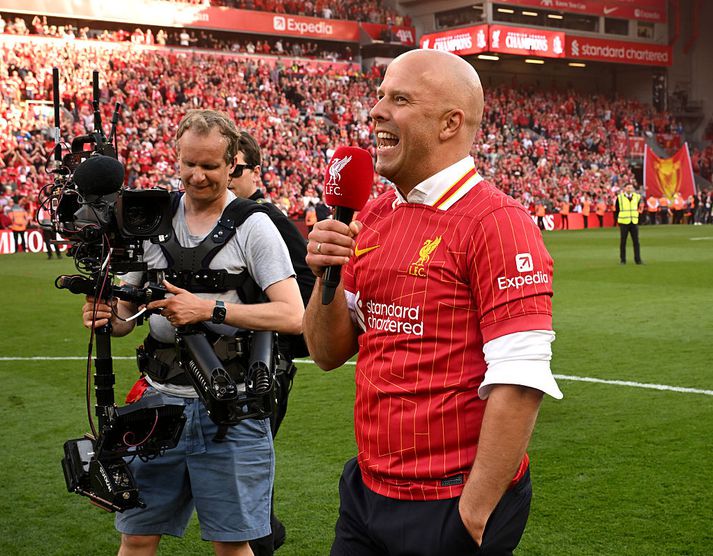 Arne Slot var glaðbeittur þegar hann talaði til stuðningsmanna í gær og fékk þá til að syngja til heiðurs Jürgen Klopp.