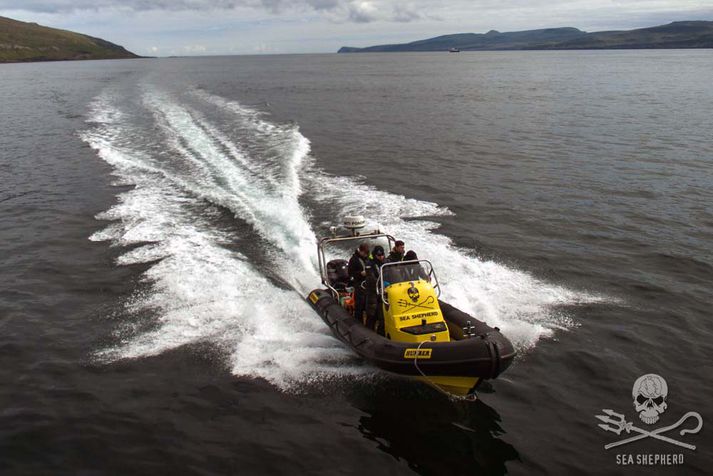 Bátur Sea Shepherd, sem dómstóll Færeyja hefur nú gert upptækan. Merki samtakanna er sjóræningjafáni.