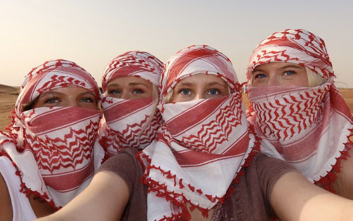 Ferðalagið átti aðeins að byrja í Dubaí en stelpurnar hafa ílengst þar vegna stríðsins í Íran. 