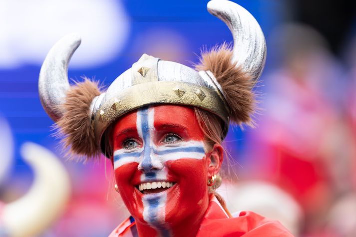 Norskir stuðningsmenn hafa sett mikinn svip á heimsmeistaramótið í fótbolta í ár. Liðið hefur staðið sig frábærlega og stuðningsfólkið hefur vakið mikla athygli fyrir víkingaróður sinn.