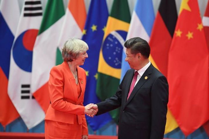 Theresa May, forsætisráðherra Bretlands, tekur í höndina á Xi Jinping, forseta Kína.