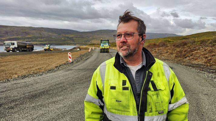 Einar Valur Valgarðsson, verkstjóri Suðurverks, í Þorskafirði í dag. Verið var að leggja bundið slitlag á tengivegi að austanverðu.