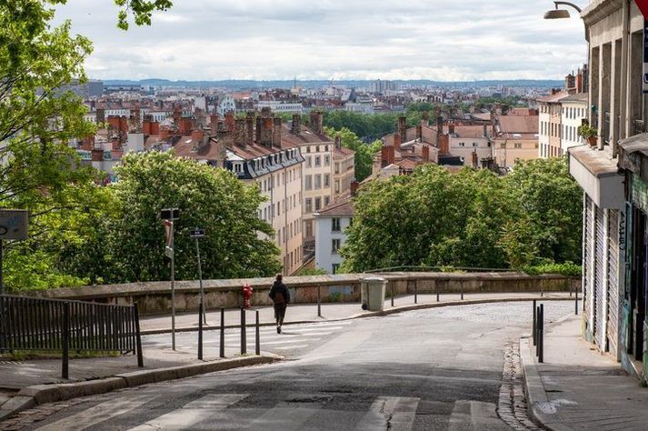 Frá Lyon í Frakklandi. Alls hafa þrjár milljónir manna smitast af kórónuveirunni í Frakklandi frá upphafi faraldursins. Þá hafa um 73 þúsund dauðsföll verið rakin til Covid-19.