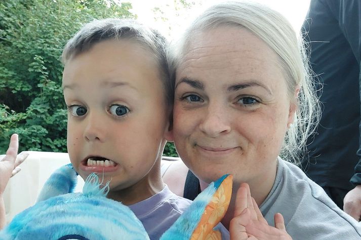 Sigurveig Dagbjartsdóttir og sonur hennar Ari Þór en hann hefur verið að glíma við mikið ofnæmi frá unga aldri. Sigurveig segir hér frá kremi sem hefur hjálpað mikið.