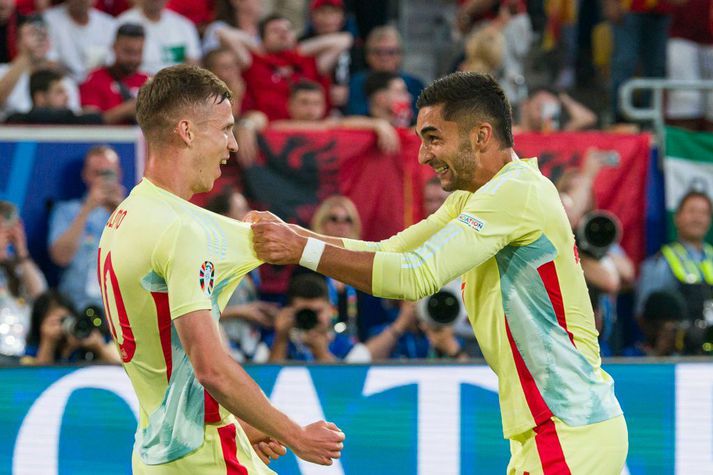 Ferran Torres og Dani Olmo fagna marki þess fyrrnefnda