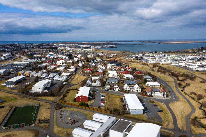 Maðurinn sást krjúpa á skeri við strandlengjuna í Garðabæ.